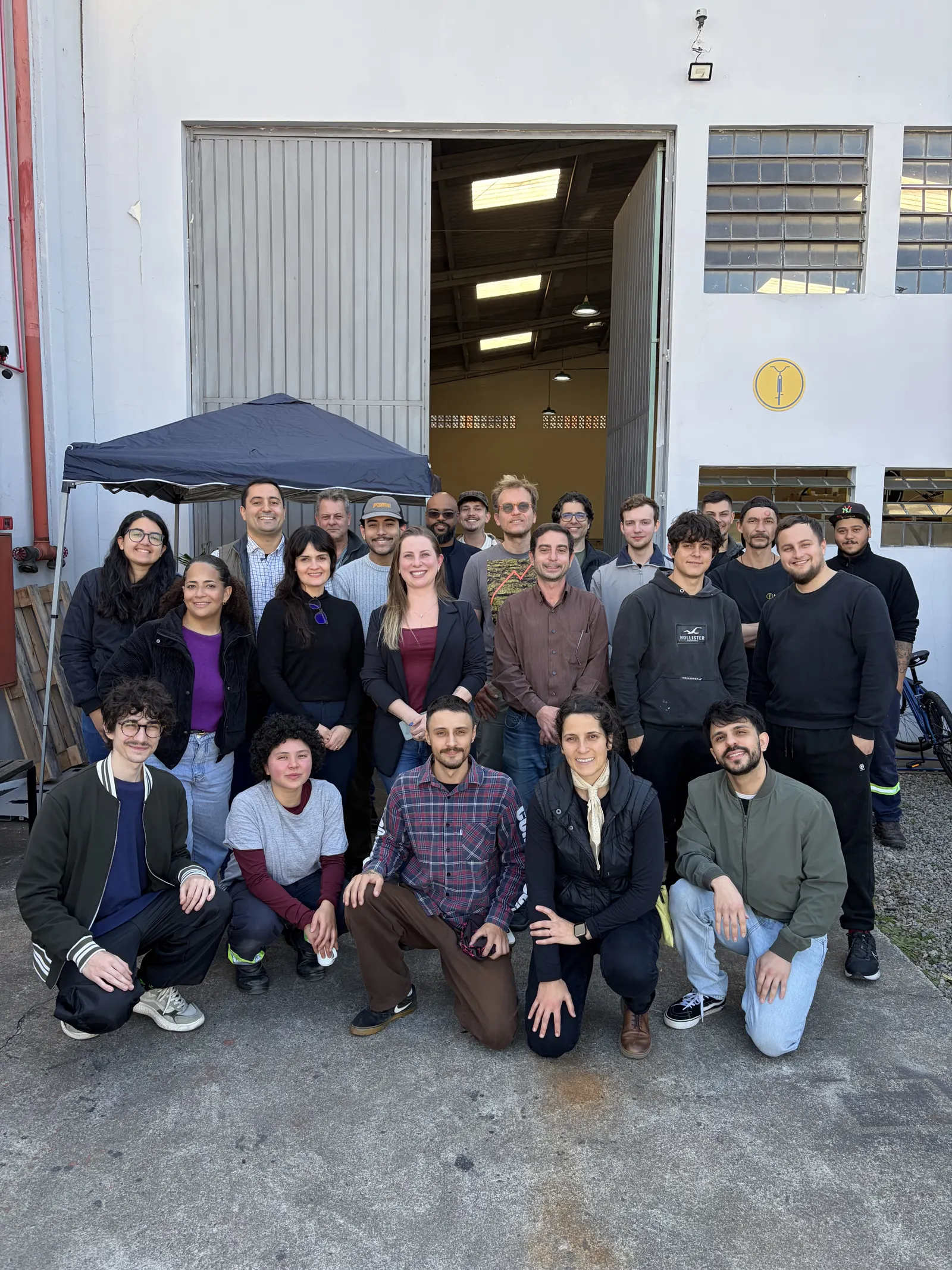 Equipe da Bike Fácil reunida em frente à fábrica